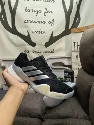 Adidas Sneakers d'entraînement en mesh noir et argent avec trois rayures 5