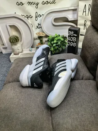 Adidas Sneakers d'entraînement en mesh noir et argent avec trois rayures 6