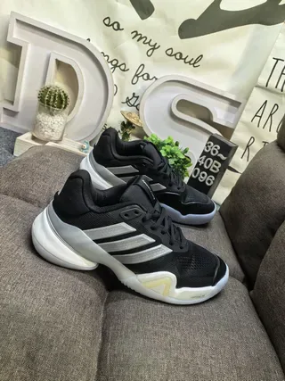 Adidas Sneakers d'entraînement en mesh noir et argent avec trois rayures 9