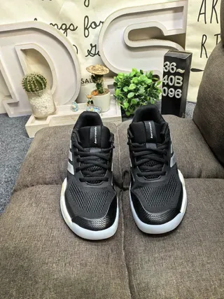 Adidas Sneakers d'entraînement en mesh noir et argent avec trois rayures 10