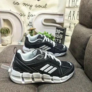 Adidas حذاء أسود وأبيض نمط حياة