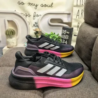Adidas Tênis de corrida com upper de malha multicolor e midsole em gradiente