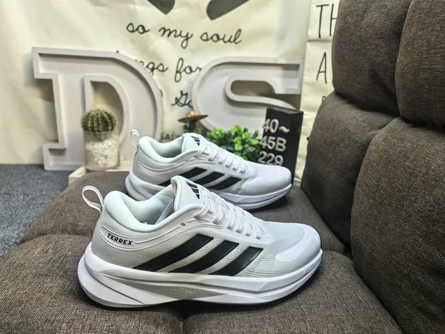 Adidas काला नारंगी मेश ऊपरी तीन पट्टी साइड पैनल रनिंग जूते 21