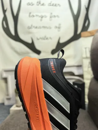 Adidas काला नारंगी मेश ऊपरी तीन पट्टी साइड पैनल रनिंग जूते 23