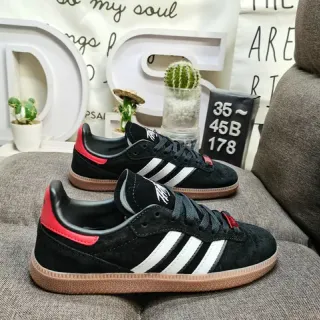 Adidas أحذية رياضية أسلوب حياة مع لوح جانبي ثلاث خطوط و جزء علوي من السويد الأسود والأحمر