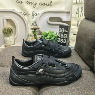 Adidas أحذية رياضية سوداء بإغلاق Velcro وصندوق أصابع مثقوب نمط حياة