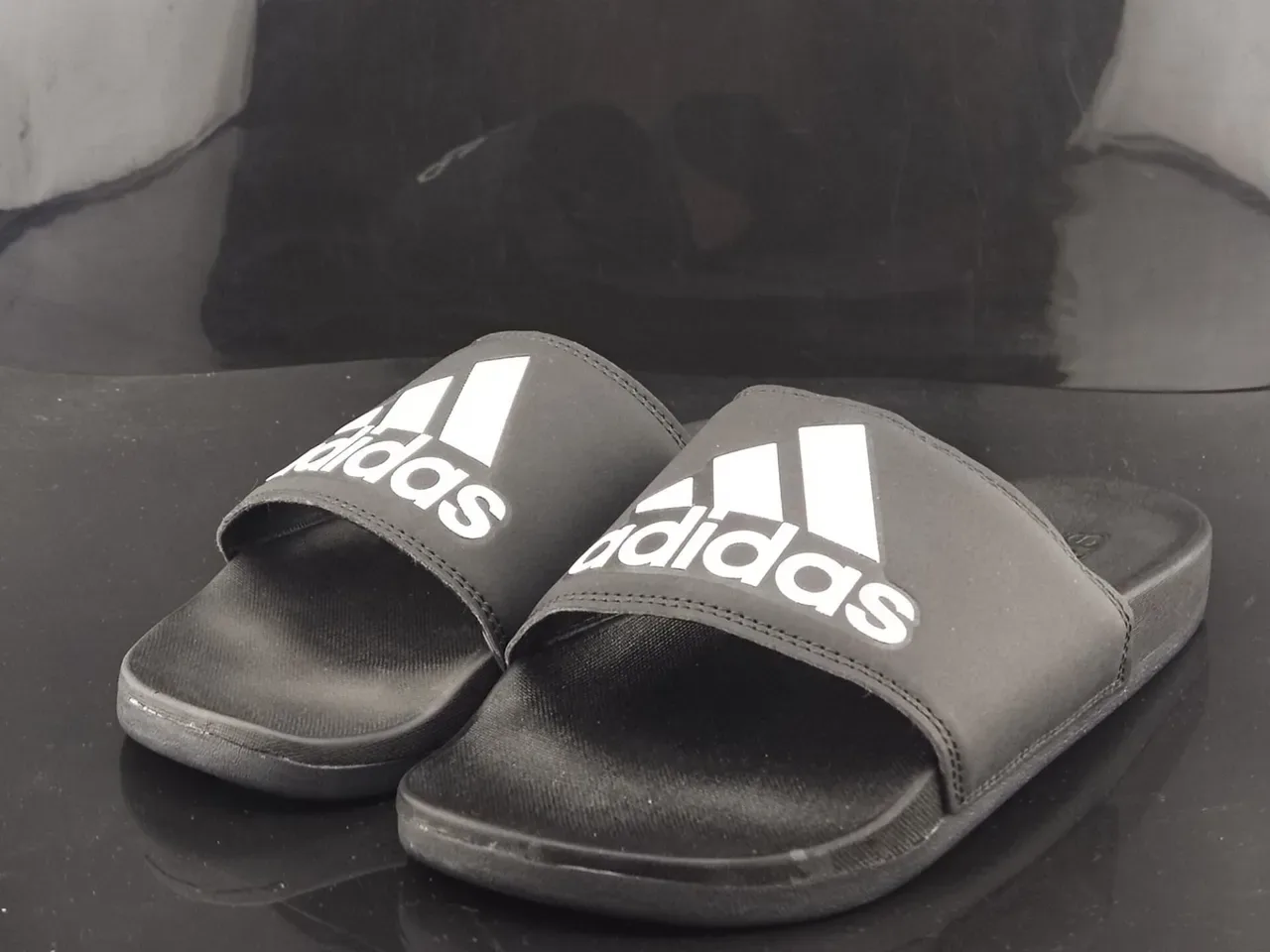Sandales Adidas Noir et Blanc Semelle EVA Moldée Borde de Lanière Cosu 2