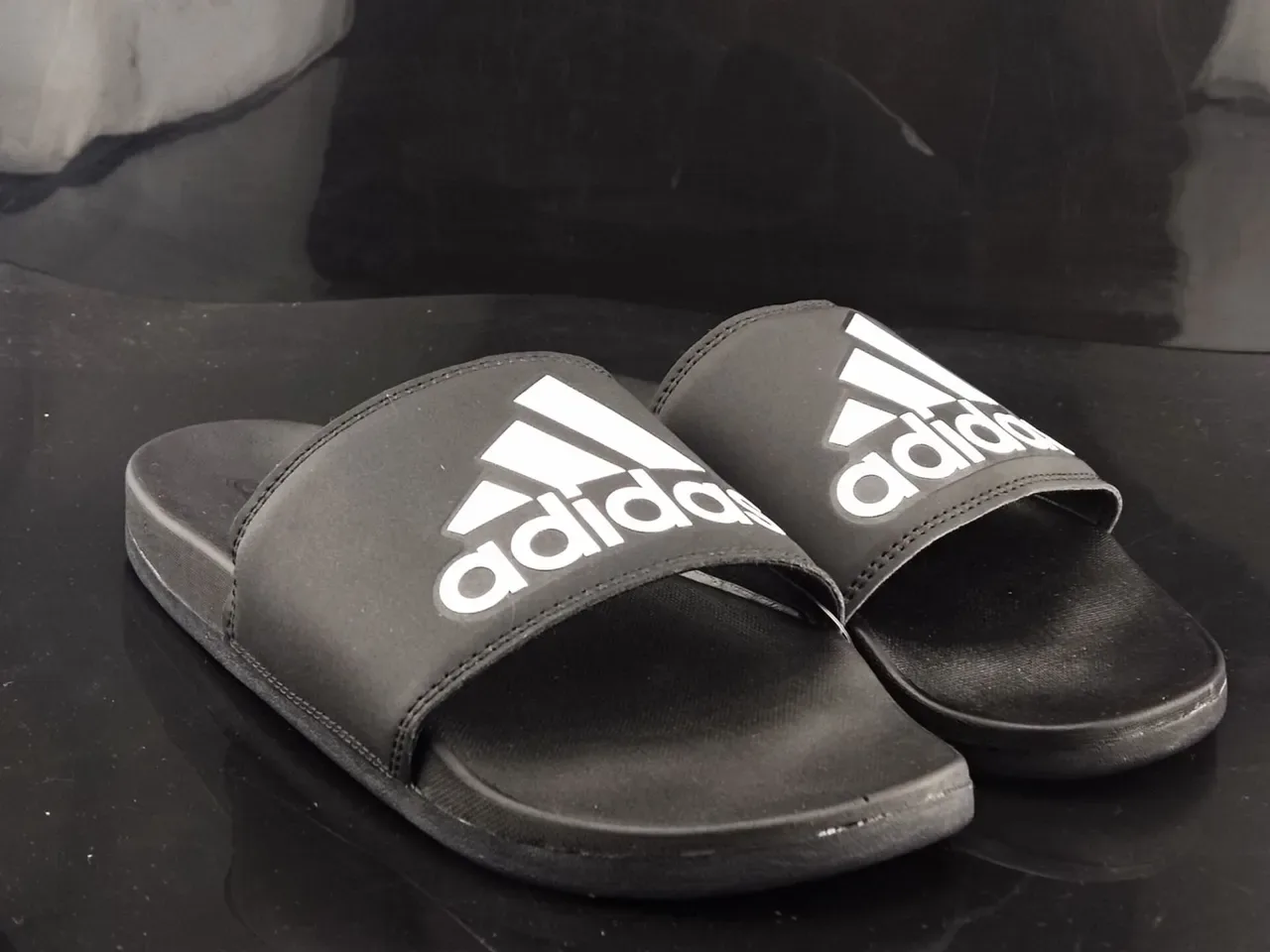 Sandales Adidas Noir et Blanc Semelle EVA Moldée Borde de Lanière Cosu 4