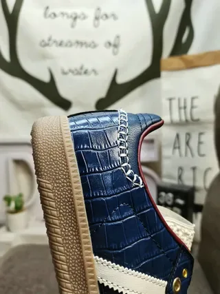 Adidas Chaussures Lifestyle en Cuir Embossé Crocodile Bleu et Rouge avec Trois Bandes Blanches 3