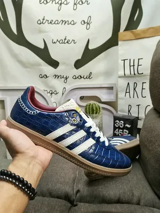 Adidas Chaussures Lifestyle en Cuir Embossé Crocodile Bleu et Rouge avec Trois Bandes Blanches 5