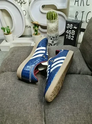 Adidas Chaussures Lifestyle en Cuir Embossé Crocodile Bleu et Rouge avec Trois Bandes Blanches 6