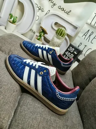 Adidas Chaussures Lifestyle en Cuir Embossé Crocodile Bleu et Rouge avec Trois Bandes Blanches 7