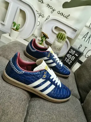 Adidas Chaussures Lifestyle en Cuir Embossé Crocodile Bleu et Rouge avec Trois Bandes Blanches 9