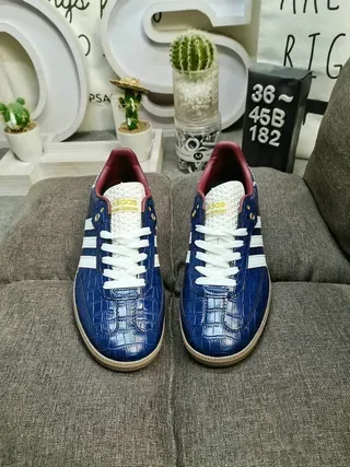 Adidas Chaussures Lifestyle en Cuir Embossé Crocodile Bleu et Rouge avec Trois Bandes Blanches 10