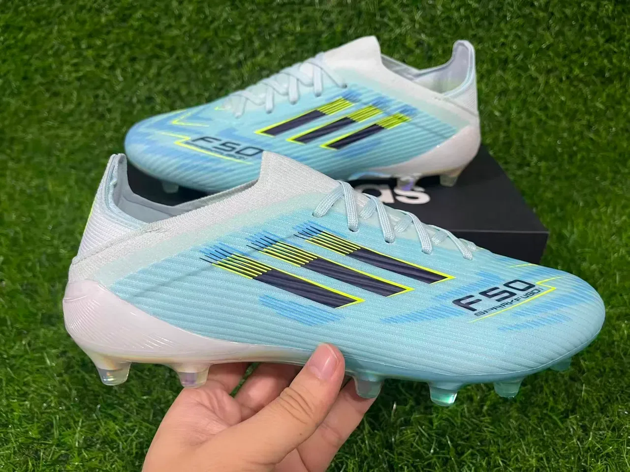 Adidas Chaussures de Football Bleues avec Upper en Tricot Transparent, Lacets Asymétriques et pour Terrain Ferme 2