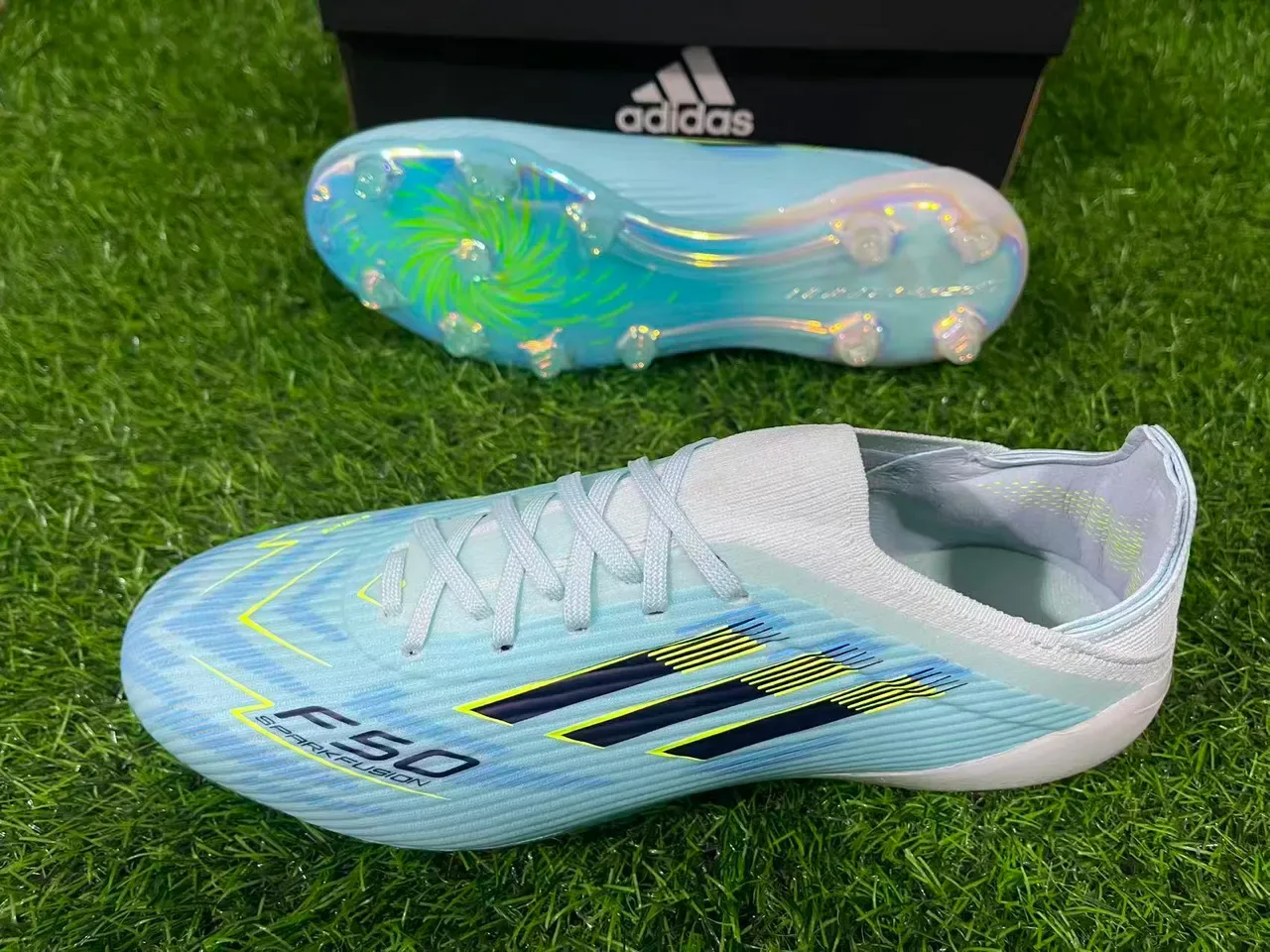 Adidas Chaussures de Football Bleues avec Upper en Tricot Transparent, Lacets Asymétriques et pour Terrain Ferme 3