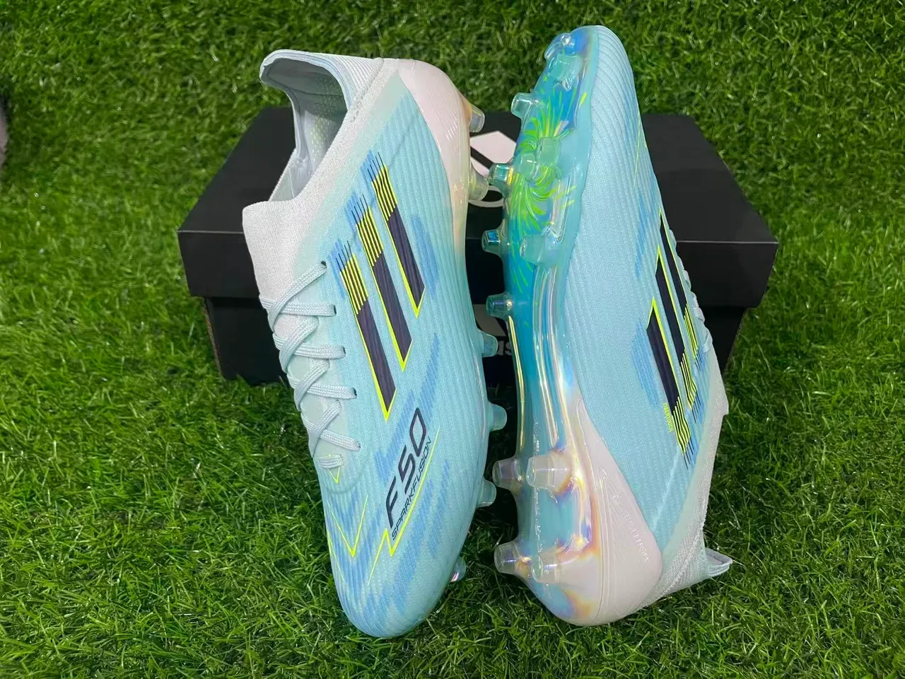 Adidas Chaussures de Football Bleues avec Upper en Tricot Transparent, Lacets Asymétriques et pour Terrain Ferme 4