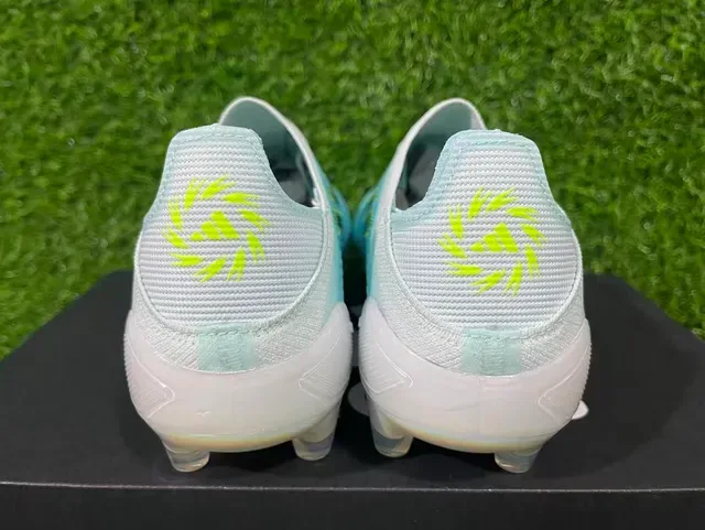 Adidas Chaussures de Football Bleues avec Upper en Tricot Transparent, Lacets Asymétriques et pour Terrain Ferme 5