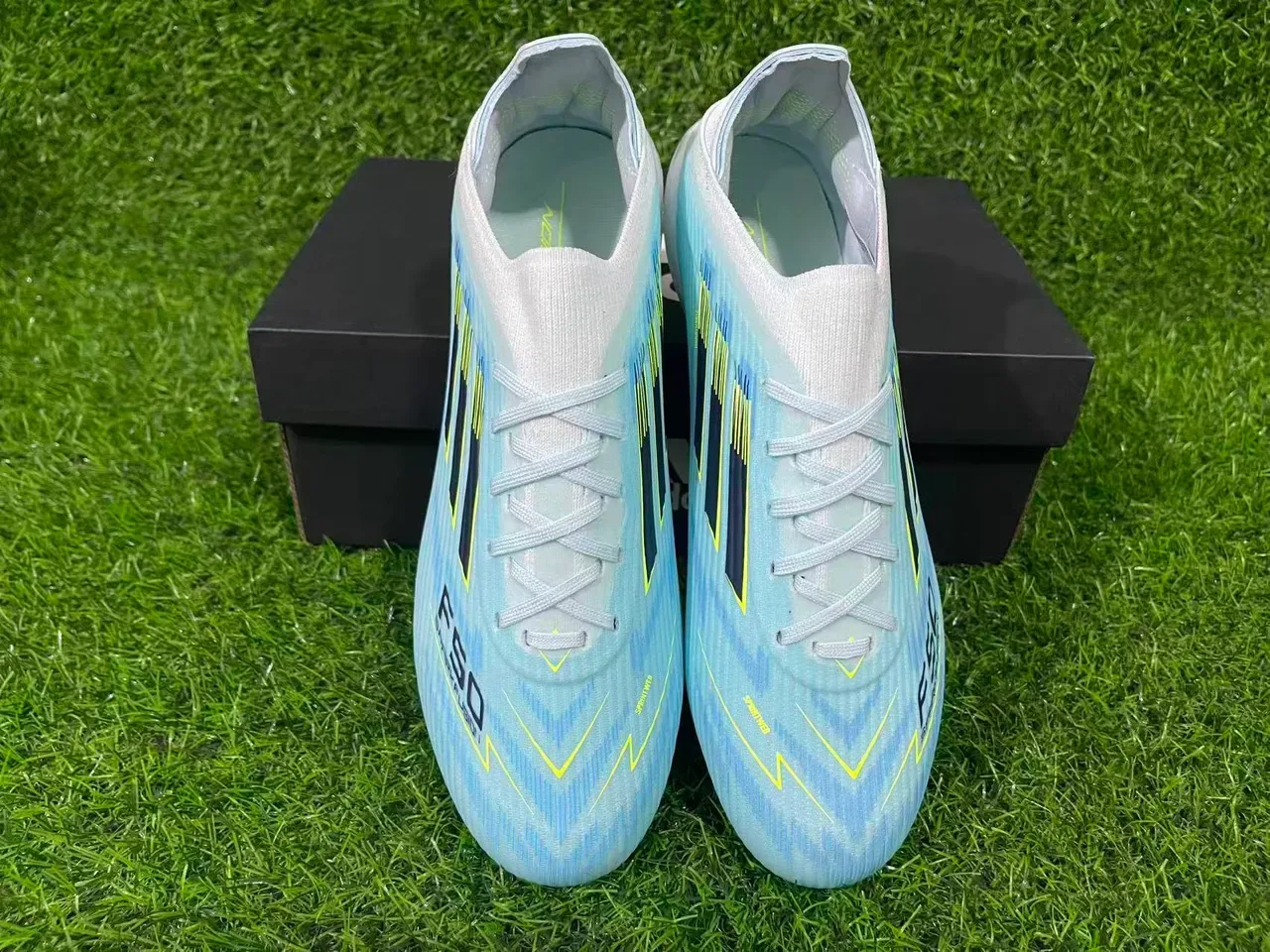 Adidas Chaussures de Football Bleues avec Upper en Tricot Transparent, Lacets Asymétriques et pour Terrain Ferme 6