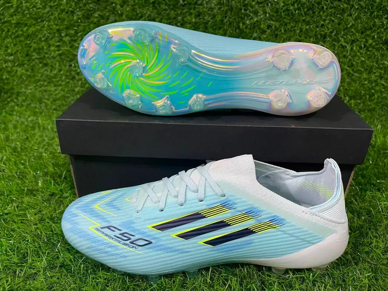 Adidas Chaussures de Football Bleues avec Upper en Tricot Transparent, Lacets Asymétriques et pour Terrain Ferme 7