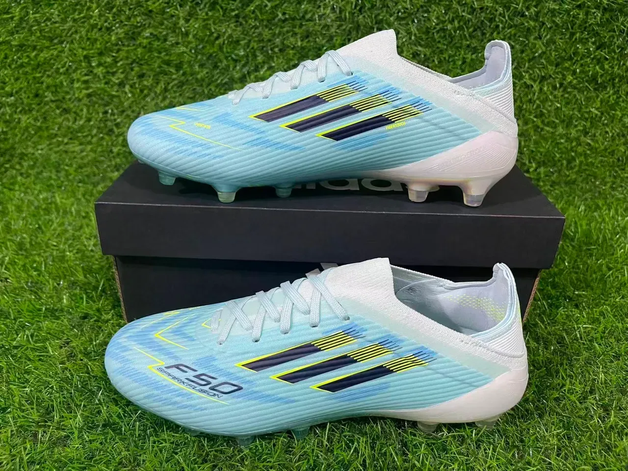 Adidas Chaussures de Football Bleues avec Upper en Tricot Transparent, Lacets Asymétriques et pour Terrain Ferme 8