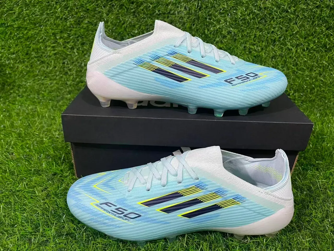Adidas Chaussures de Football Bleues avec Upper en Tricot Transparent, Lacets Asymétriques et pour Terrain Ferme 9