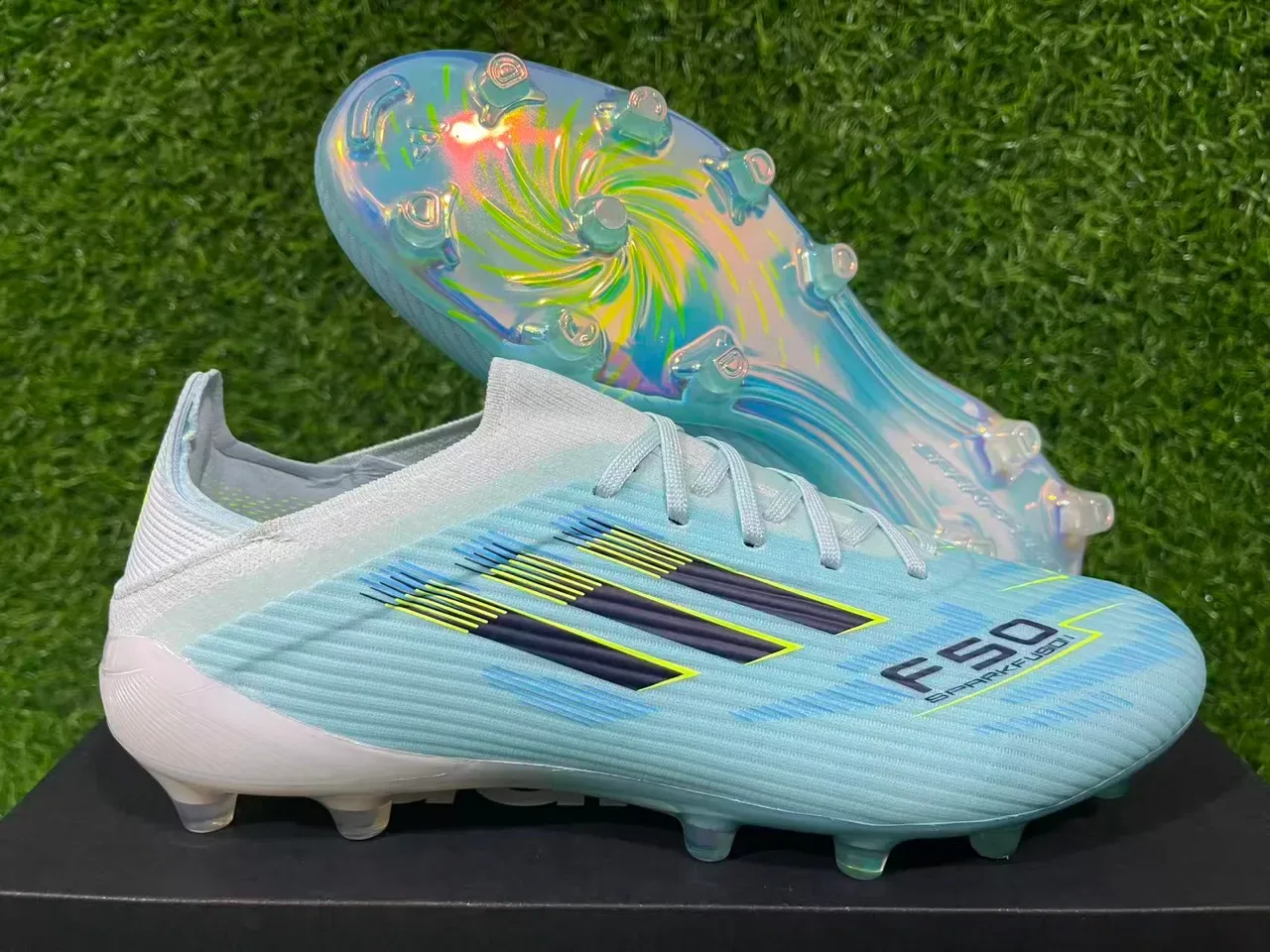 Adidas Chaussures de Football Bleues avec Upper en Tricot Transparent, Lacets Asymétriques et pour Terrain Ferme 10
