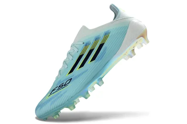 Adidas Chaussures de Football Bleues avec Upper en Tricot Transparent, Lacets Asymétriques et pour Terrain Ferme 12