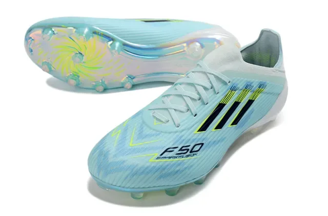 Adidas Chaussures de Football Bleues avec Upper en Tricot Transparent, Lacets Asymétriques et pour Terrain Ferme 14