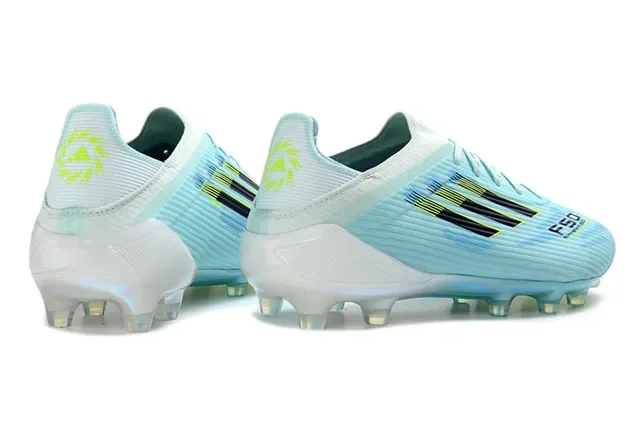Adidas Chaussures de Football Bleues avec Upper en Tricot Transparent, Lacets Asymétriques et pour Terrain Ferme 15