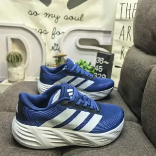 Adidas أحذية رياضية أنيقة باللون الأزرق والأبيض مع الجزء العلوي المصنوع من الكروشيه ولوحة جانبية بثلاث شرائط