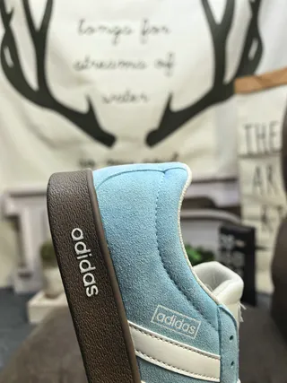 Adidas Tênis Lifestyle de Couro Macio Azul Branco com Três Listras no Painel Lateral 3