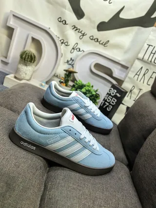 Adidas Tênis Lifestyle de Couro Macio Azul Branco com Três Listras no Painel Lateral 9