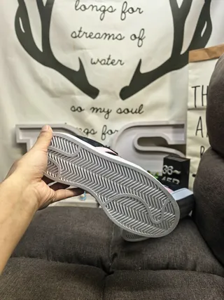 Adidas Campus काला और गुलाबी सूड लाइफस्टाइल स्नीकर 4