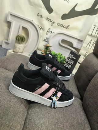 Adidas Campus काला और गुलाबी सूड लाइफस्टाइल स्नीकर 9