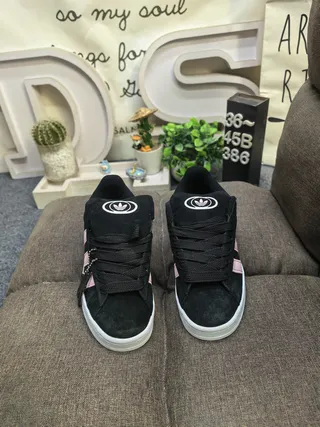 Adidas Campus काला और गुलाबी सूड लाइफस्टाइल स्नीकर 10
