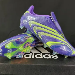 Adidas F50 Zapatos de fútbol con upper púrpura verde iridiscente, gráficos de onda neón lima y suela para terreno firme