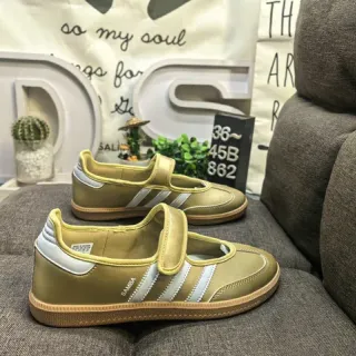 Adidas ذهبي أبيض بدون أربطة كعب مطاطي حذاء أسلوب حياة