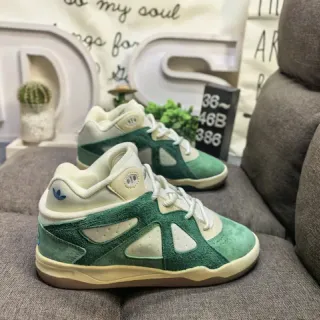 Adidas حذاء رياضي أسلوب حياتي أخضر بيج سويد وكريمي نسيجي مع طبقات مقطوعة مثلثية