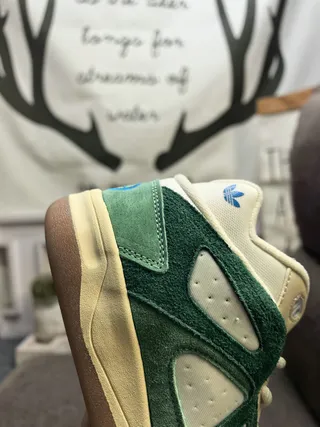 Adidas Zapatillas Lifestyle Verde Beige Gamuza y Textil Crema con Sobrecapas de Corte Triangular 3