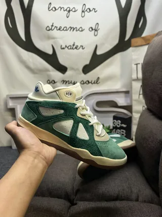 Adidas Zapatillas Lifestyle Verde Beige Gamuza y Textil Crema con Sobrecapas de Corte Triangular 5