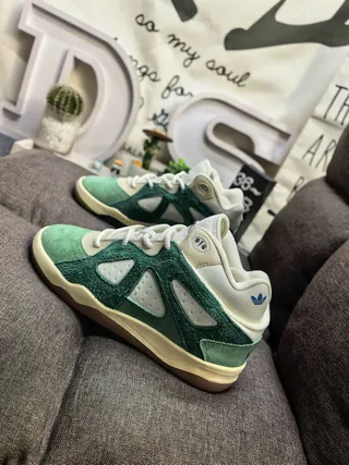 Adidas Zapatillas Lifestyle Verde Beige Gamuza y Textil Crema con Sobrecapas de Corte Triangular 7