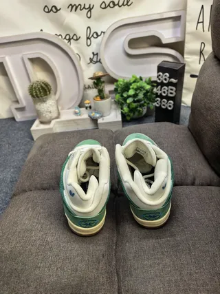 Adidas Zapatillas Lifestyle Verde Beige Gamuza y Textil Crema con Sobrecapas de Corte Triangular 8