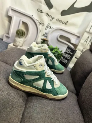 Adidas Zapatillas Lifestyle Verde Beige Gamuza y Textil Crema con Sobrecapas de Corte Triangular 9