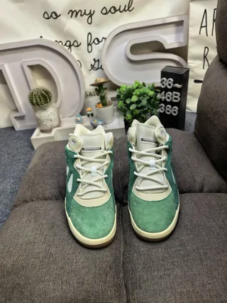 Adidas Zapatillas Lifestyle Verde Beige Gamuza y Textil Crema con Sobrecapas de Corte Triangular 10