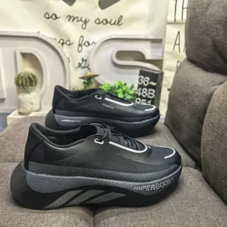 Adidas Hyperboost 黑色和灰色厚底运动鞋