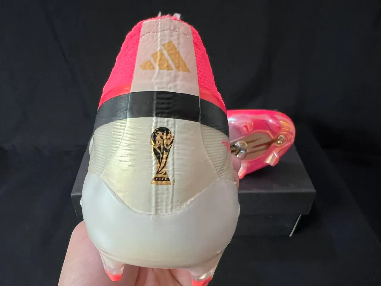 Adidas 粉色黑色 无鞋带 袜套式鞋面 彩虹色合成材料 硬地 足球鞋 3