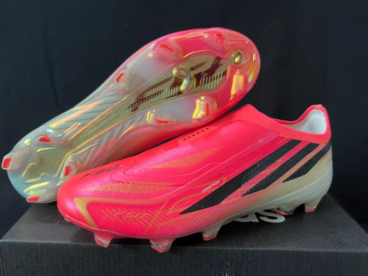 Adidas 粉色黑色 无鞋带 袜套式鞋面 彩虹色合成材料 硬地 足球鞋 8