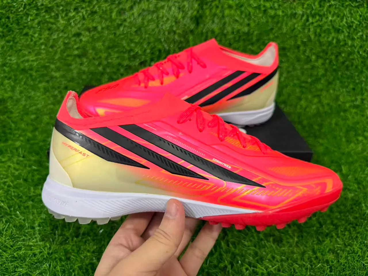 Adidas Zapatillas de fútbol rosa y naranja low-cut con upper sintético gradiente neón para césped artificial 2