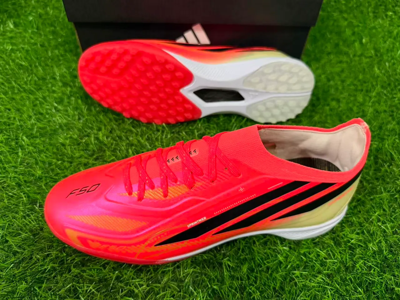 Adidas Zapatillas de fútbol rosa y naranja low-cut con upper sintético gradiente neón para césped artificial 3